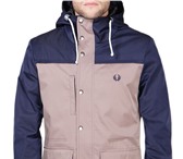 Изображение в Одежда и обувь Мужская одежда Сине-бежевая куртка-парка Fred Perry с капюшономЗастежка в Москве 7 000