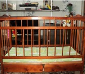 Фото в Для детей Детская мебель продам кроватку с ящичками для белья и матрасик в Омске 2 700