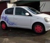 Продам Toyota Vitz, 2000 года выпуска, белого цвета, По кузову есть царапинки, трещинка на лобо 11769   фото в Новосибирске