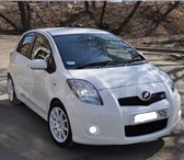 Продам Toyota Vitz 2005 года выпуска белого цвета, Пятидверный хэтчбек, с полуторалитровым бензино 10556   фото в Омске